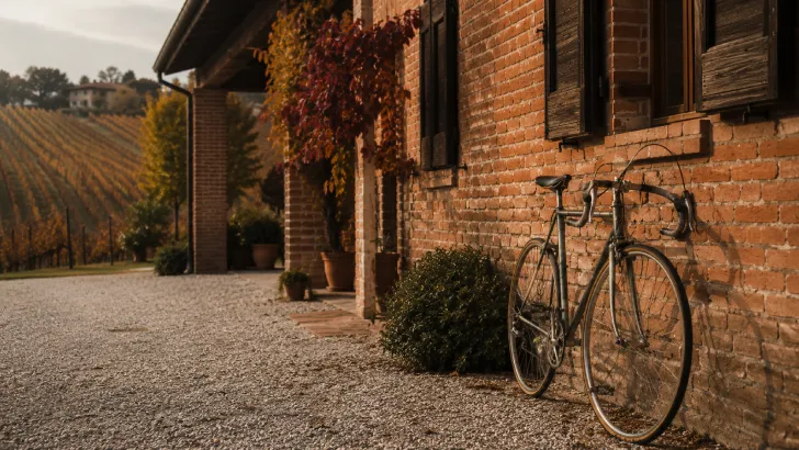 Bicicletta appoggiata al muro della cascina agricola in Piemonte